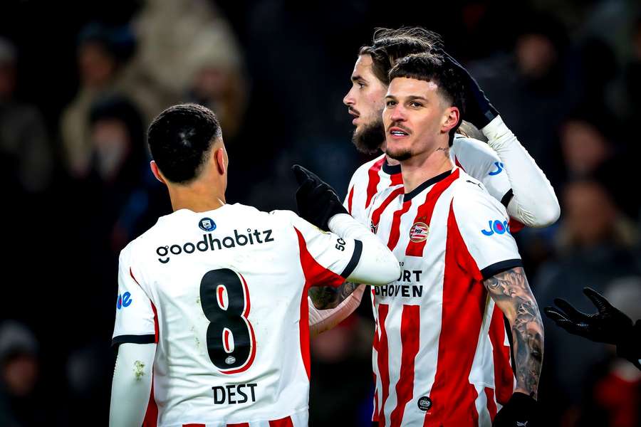 Dennis Man este felicitat de coechipieri după golul marcat