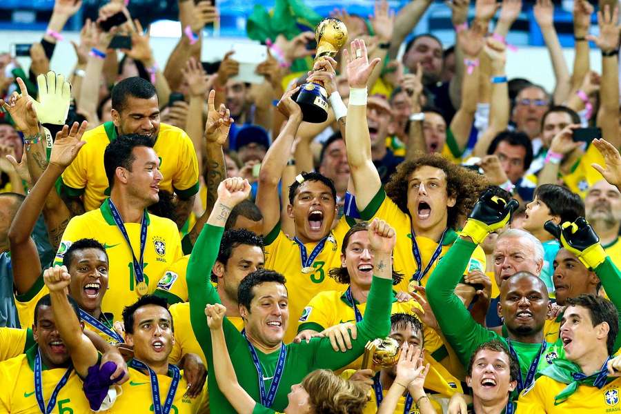 Seleção Brasileira com a taça da Copa das Confederações