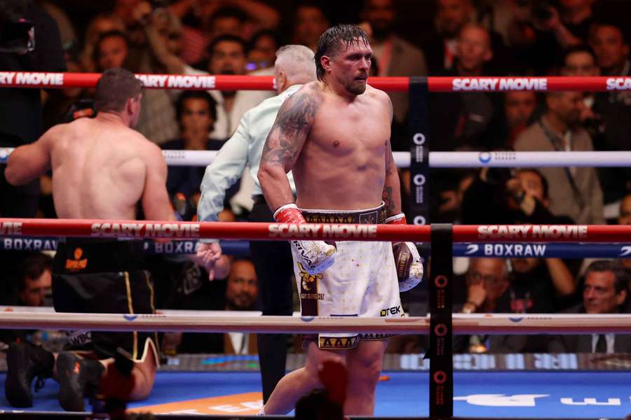 Usyk wygrał pod egipskimi piramidami. Nie miał jednak łatwo z Verhoevenem Usyk wygrał pod egipskimi piramidami. Nie miał jednak łatwo z Verhoevenem