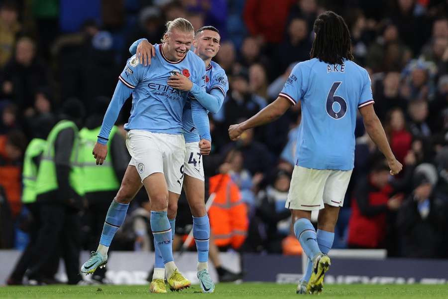 Manchester City gana a Fulham 'in extremis' y se pone líder provisional