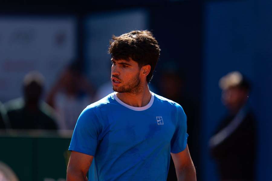 Carlos Alcaraz s-a calificat în optimile turneului de la Barcelona Carlos Alcaraz s-a calificat în optimile turneului de la Barcelona