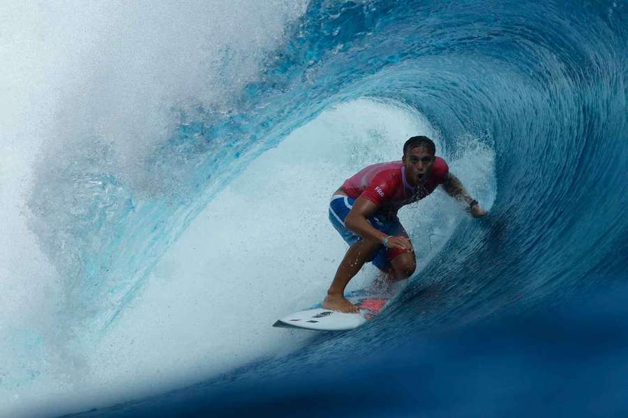 Kauli Vaast (Frankrijk) surft in een golf die niet te vinden valt in Tahiti