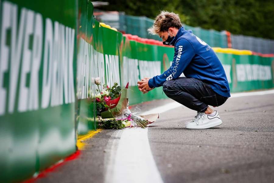 Der französische Gasly betrauert seinen Freund den Formel-2-Pilot Anthoine Hubert an der Stelle des Rennunfalls in Spa.