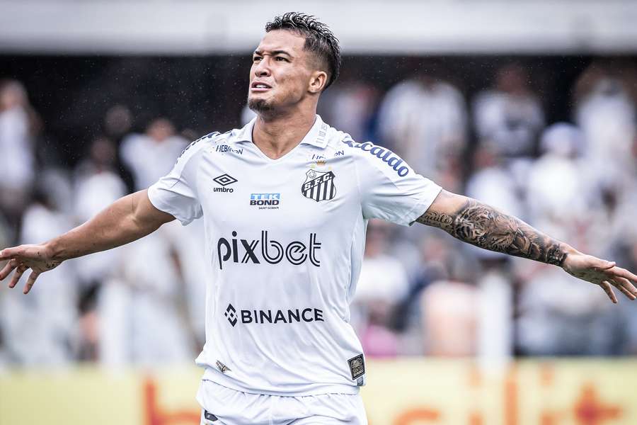 Marcos Leonardo fez dois gols e deu uma assistência contra a Lusa