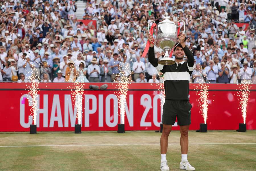 Carlos Alcaraz celebrates winning the Queen's Club title