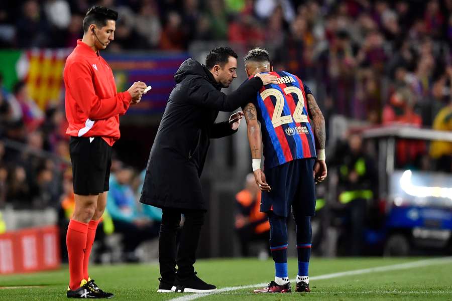 Xavi dá instruções a Raphinha durante a Copa del Rey Clasico.