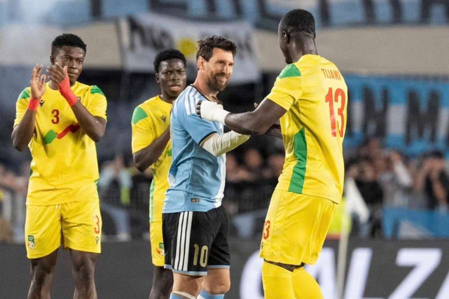 Stoper Beninu Mohamed Tijani si podává ruku s Lionelem Messim. Stoper Beninu Mohamed Tijani si podává ruku s Lionelem Messim.