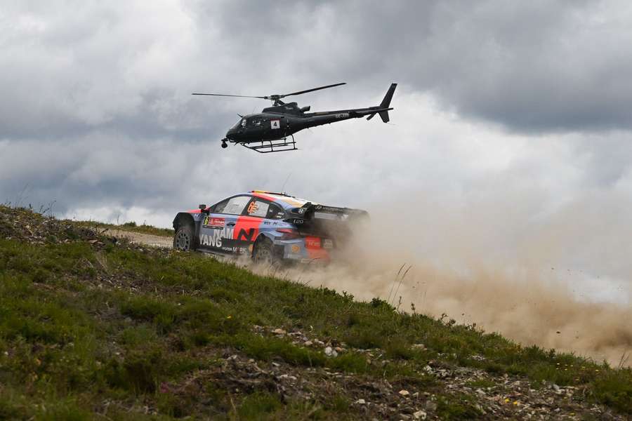 Elfyn Evans deparou-se com um reboque automóvel ao quilómetro 16 do sétimo troço da prova