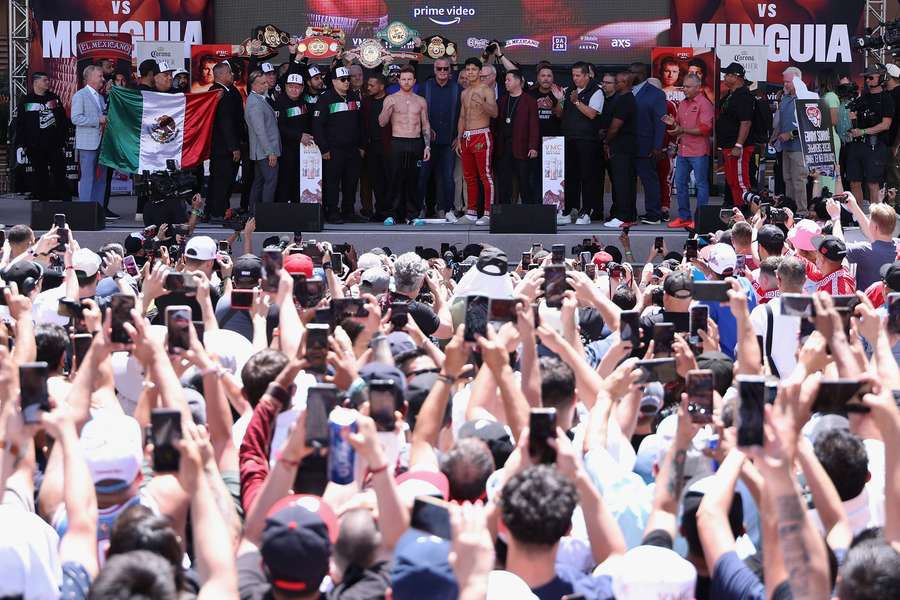 Undisputed super middleweight champion Canelo Alvarez (L) and Jaime Munguia pose