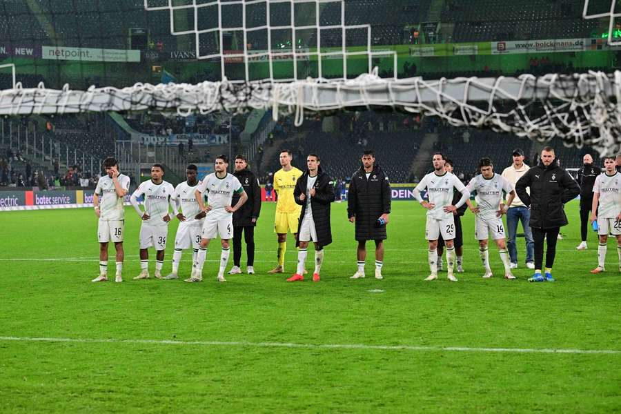 Die Gladbacher Mannschaft musste erneut mit leeren Händen vor die Fans treten Die Gladbacher Mannschaft musste erneut mit leeren Händen vor die Fans treten