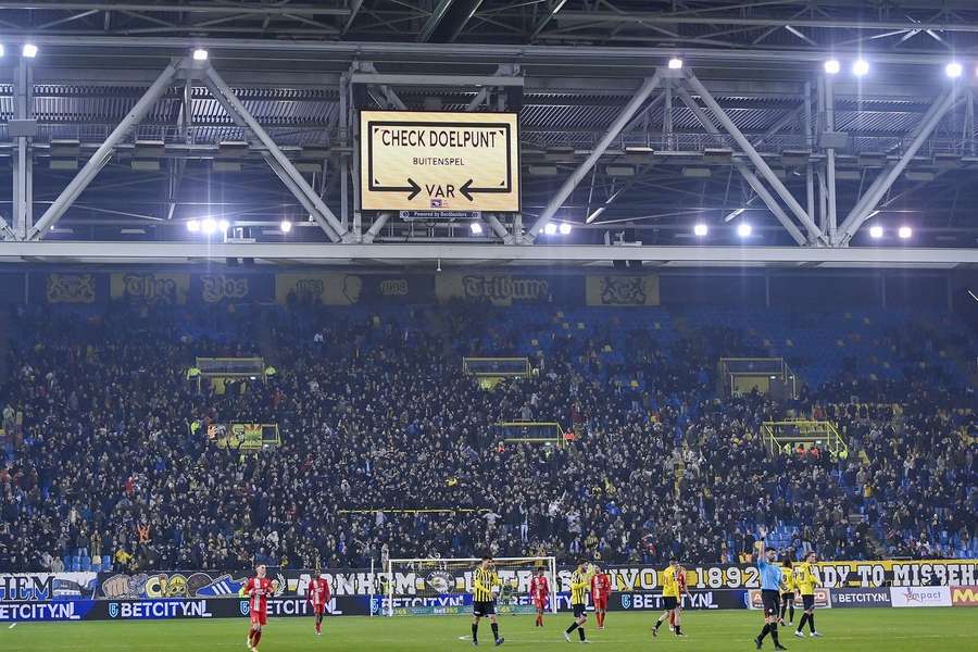 De spelers van zowel Vitesse als FC Twente houden hun hart vast in afwachting van het besluit van de VAR