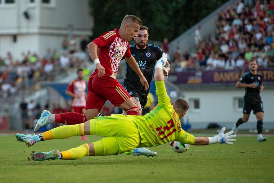 Rymarenko v obrovskej príležitosti zlyhal. Belasých podržal opäť brankár Trnovský.