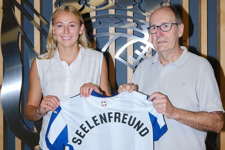 Ava Seelenfreund posa com a camisola da Real Sociedad Ava Seelenfreund posa com a camisola da Real Sociedad