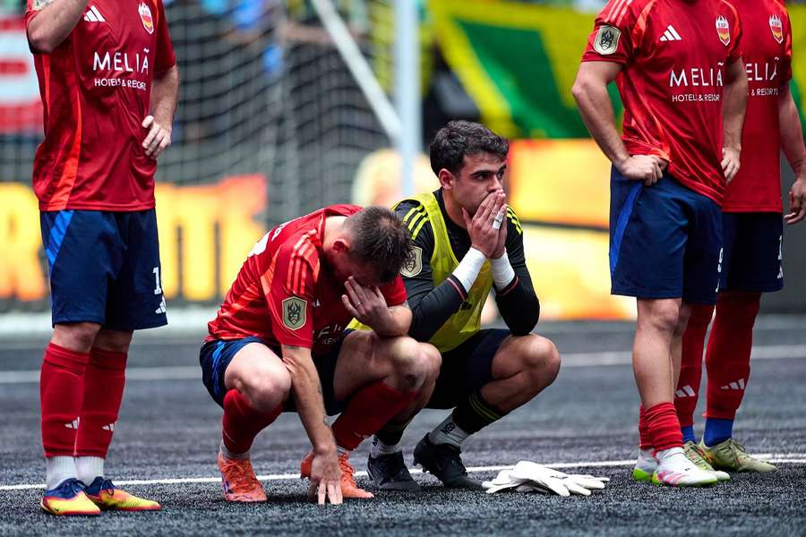 Los españoles, desolados tras perder ante Chile