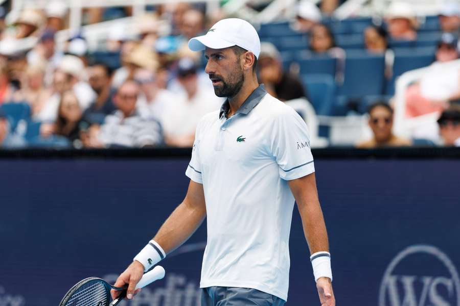 Novak Djokovič bojuje s neznámým zdravotním problémem.
