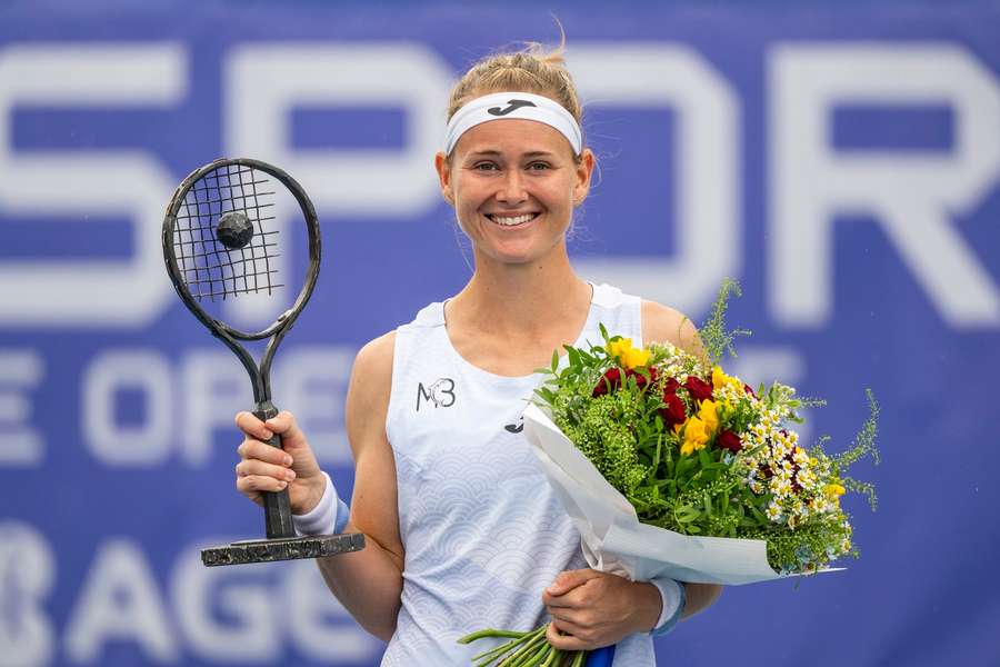 Bouzková s trofejí za triumf na Livesport Prague Open.