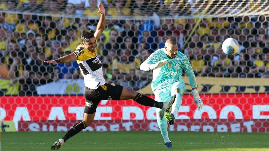 O goleiro Weverton teve trabalho na partida