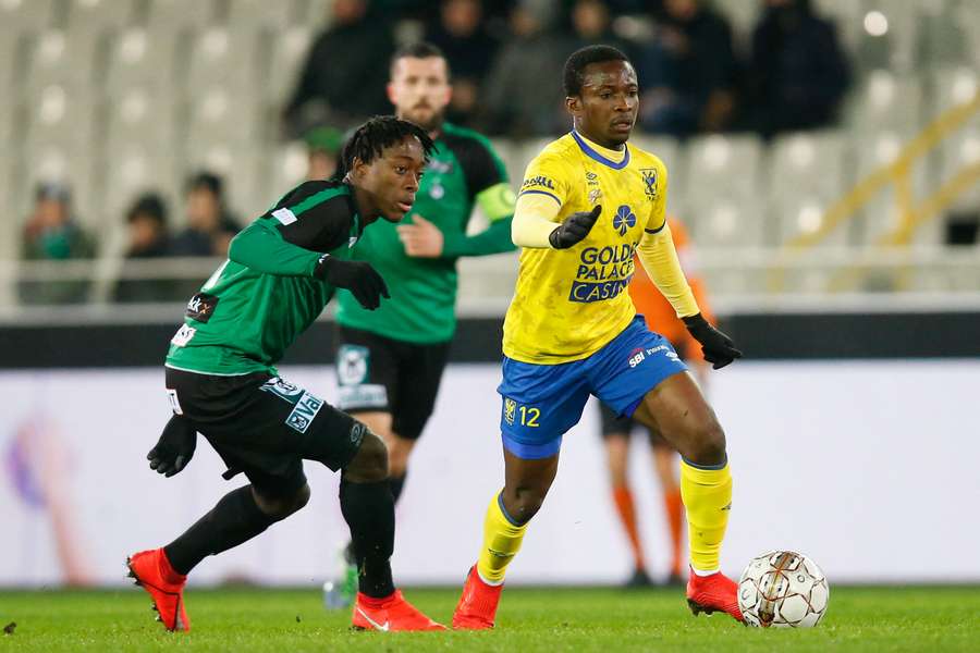 Asamoah conduce el balón  Asamoah conduce el balón