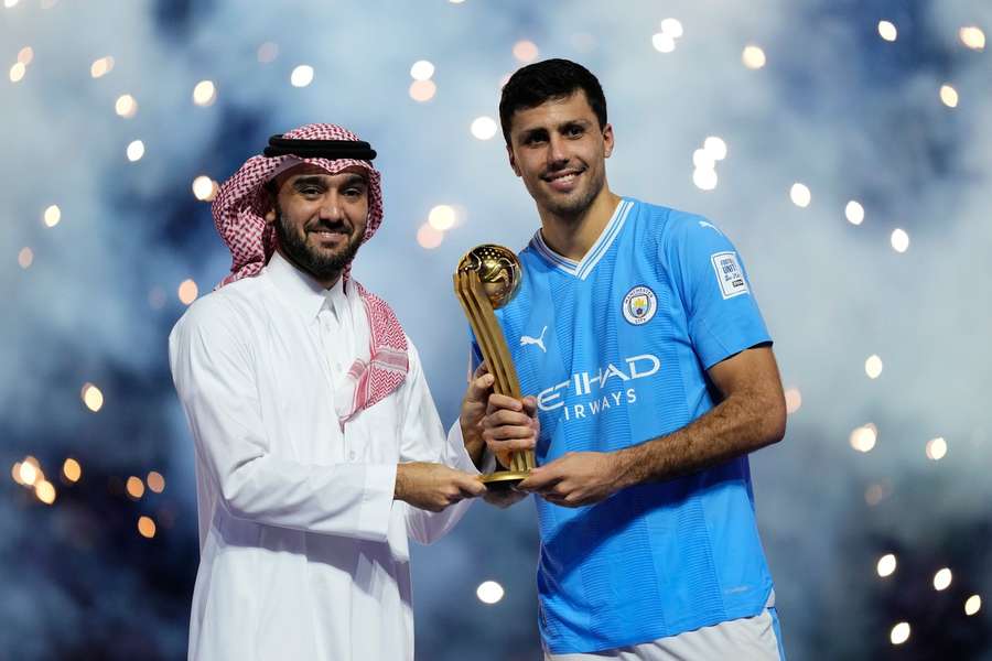 Rodri recibe el trofeo que le acredita como MVP del Mundial de Clubes