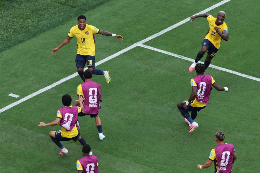 Gonzalo Plata celebra con sus compañeros el 2-1 de Ecuador ante Alemania