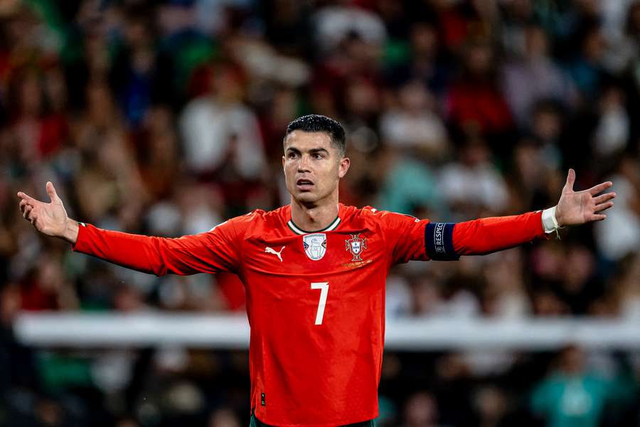 Cristiano Ronaldo desperdiçou um pênalti no duelo contra a Irlanda