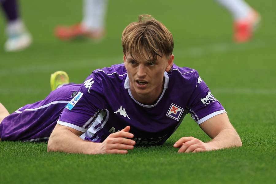 Albert Gudmundsson durante il match tra Fiorentina e Parma