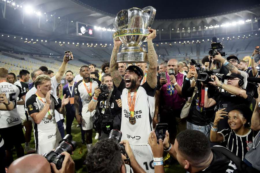 Memphis Depay ergue o título de campeão da Copa do Brasil Memphis Depay ergue o título de campeão da Copa do Brasil