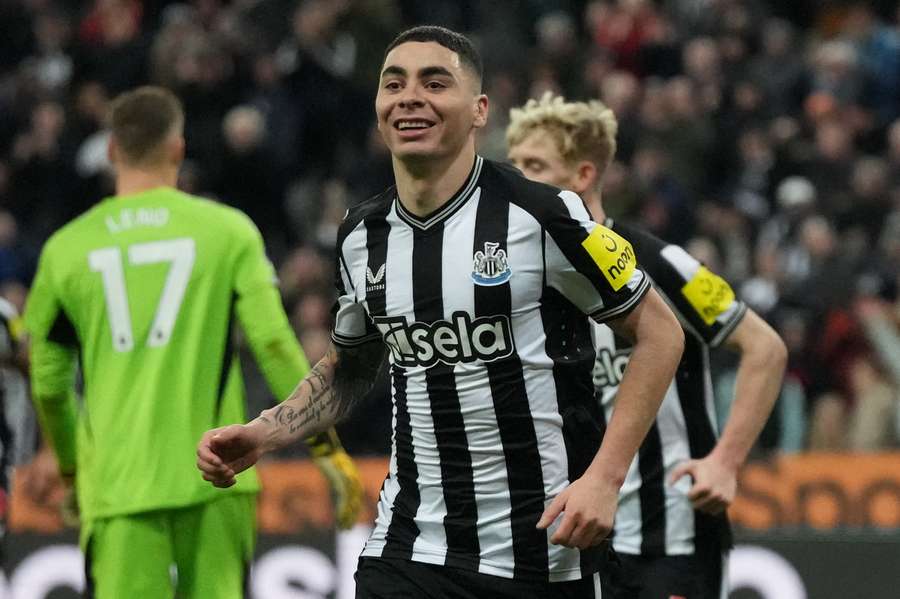 El centrocampista paraguayo del Newcastle United #24 Miguel Almirón (C) celebra tras marcar su segundo gol