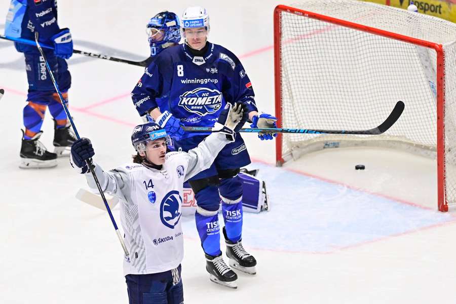 Sedláček slaví gól v síti Komety.