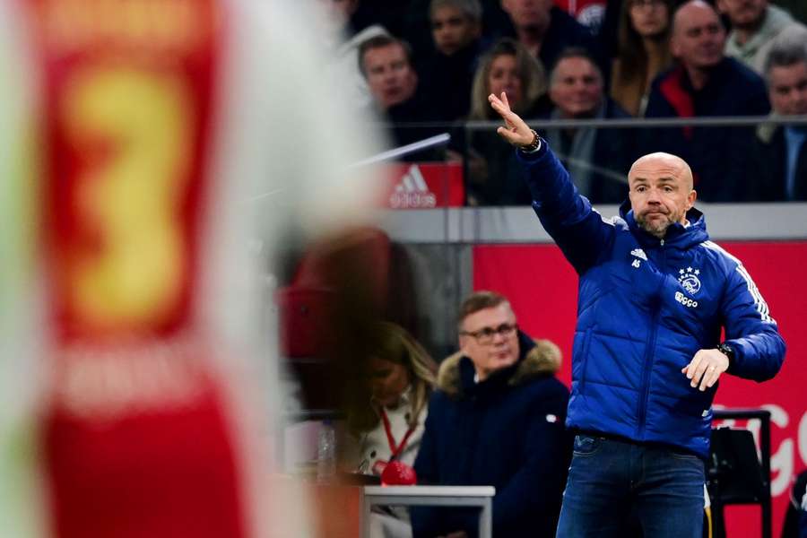 Ajax-trainer Schreuder geeft aanwijzingen aan zijn ploeg in de verloren topper tegen PSV