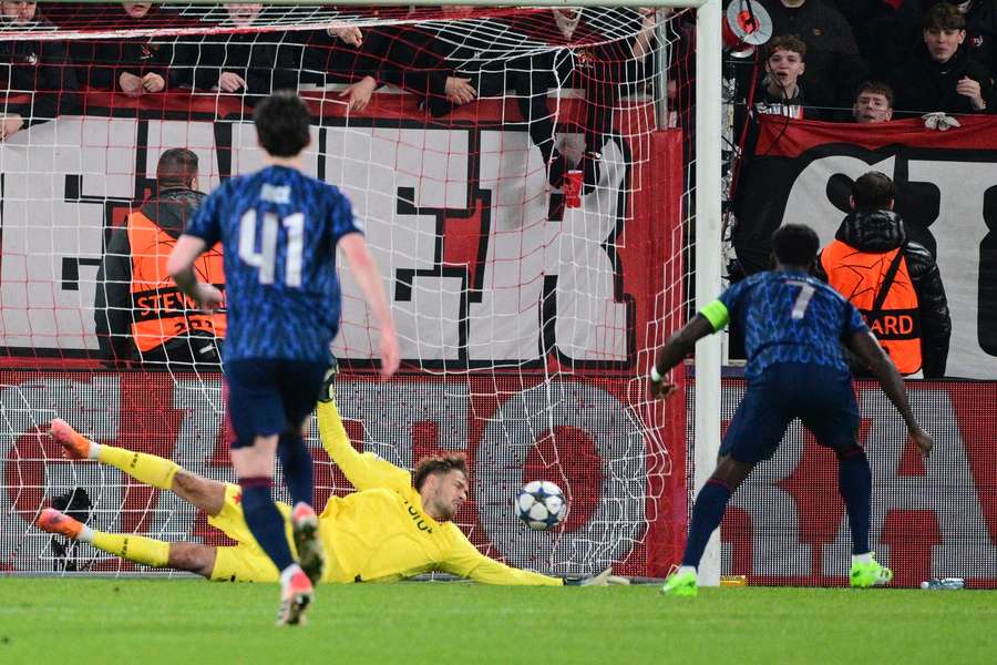 Možná rozhodující moment zápasu s Arsenalem. Bukayo Saka otvírá skóre z penalty.