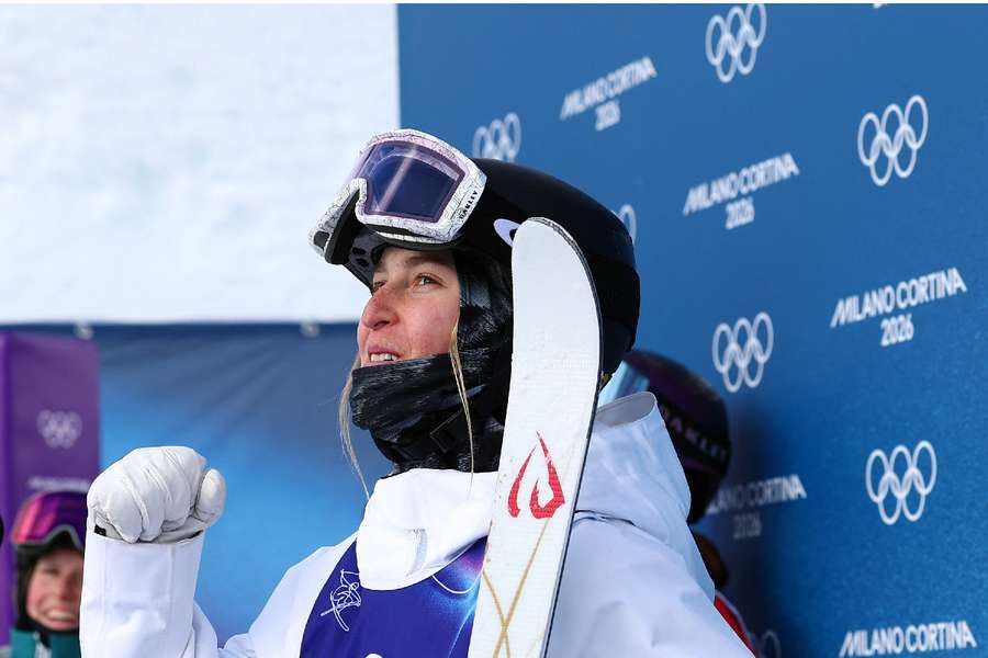 Elizabeth Lemley celebrates winning gold