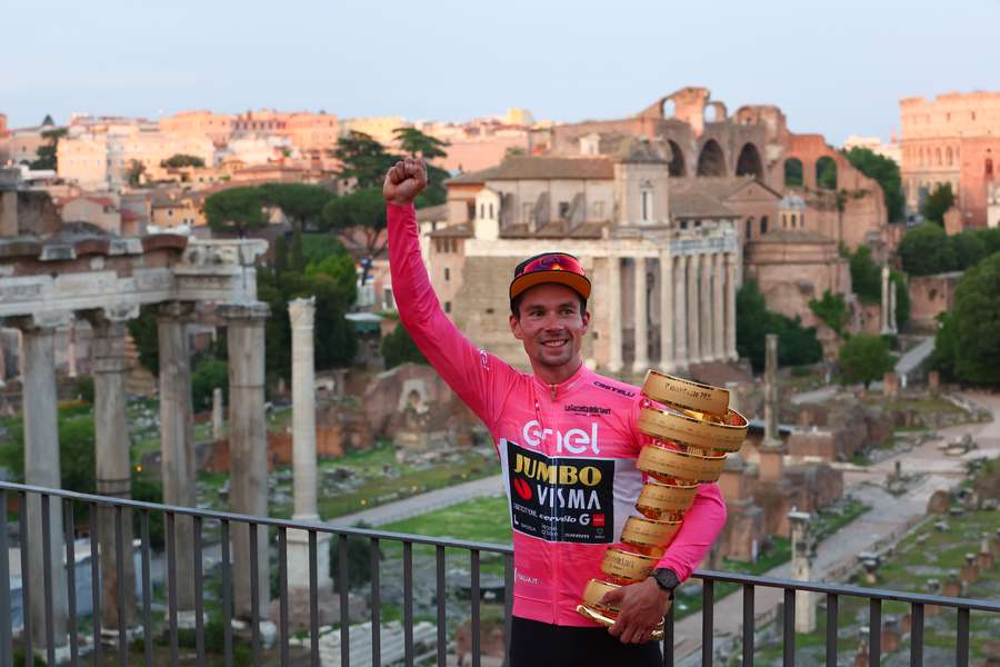 Roglic, puño en alto tras ganar el Giro de Italia