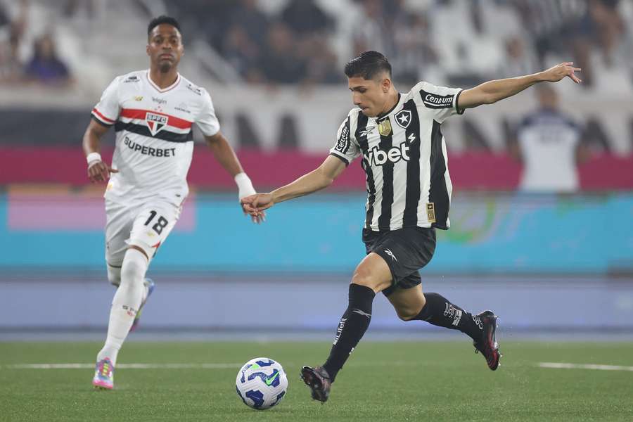 Savarino fez golaço de empate do Bota