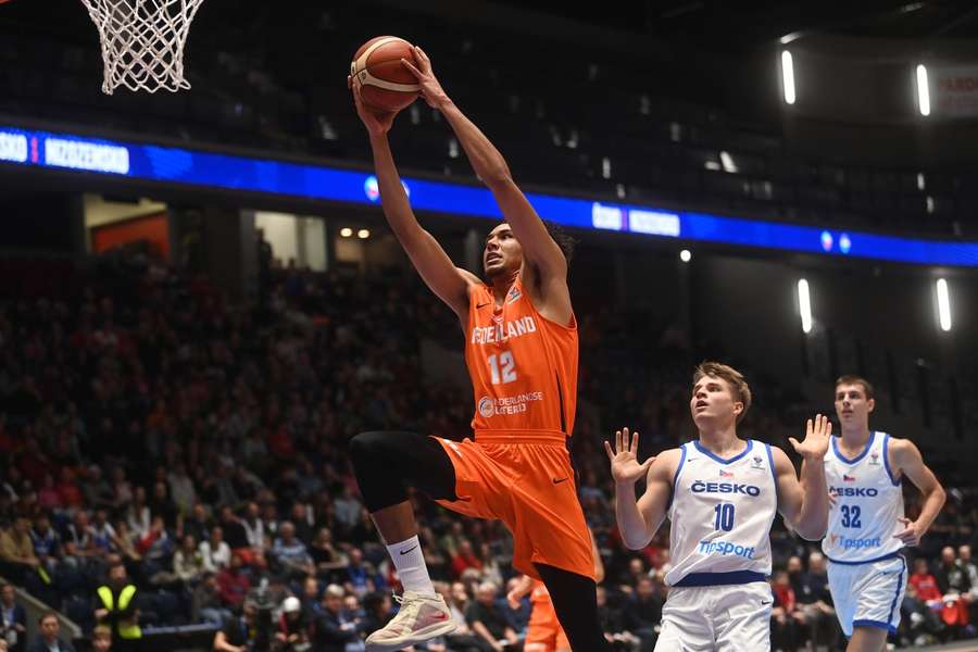 Yannick Franke gaat richting de basket namens Nederland