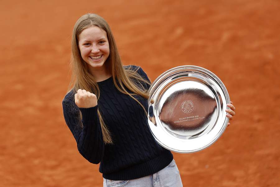 Alisa Okťabrevová s trofejí z Roland Garros 2026.