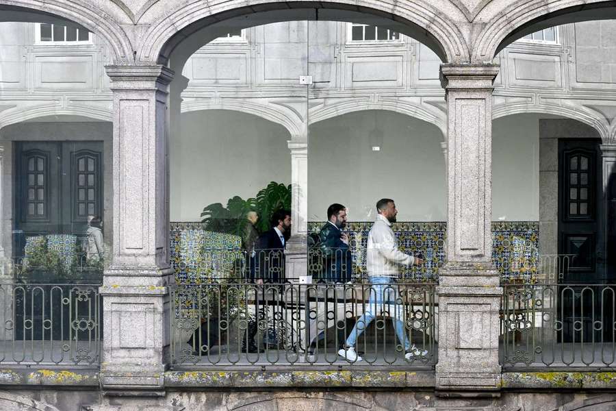 O arguido José Dias (D) acompanhado pelos advogados à chegada para o início do julgamento da "Operação Pretoriano" O arguido José Dias (D) acompanhado pelos advogados à chegada para o início do julgamento da "Operação Pretoriano"