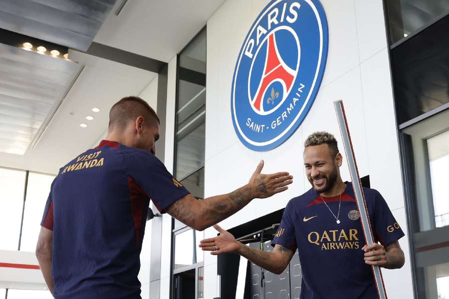 Neymar y Verratti se saludan