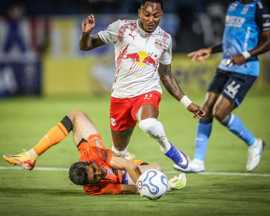 Lance do pênalti em Fernando, que resultou no primeiro gol do jogo