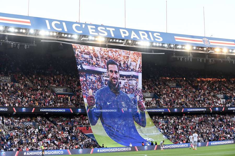 Het publiek in het Parc des Princes met een mooie steunbetuiging voor Sergio Rico