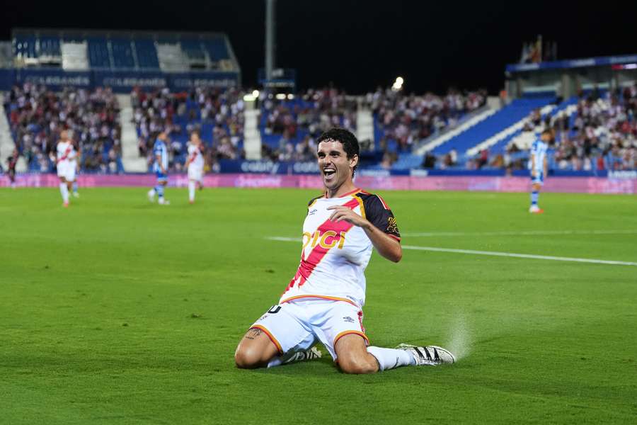 Camello celebra su gol Camello celebra su gol