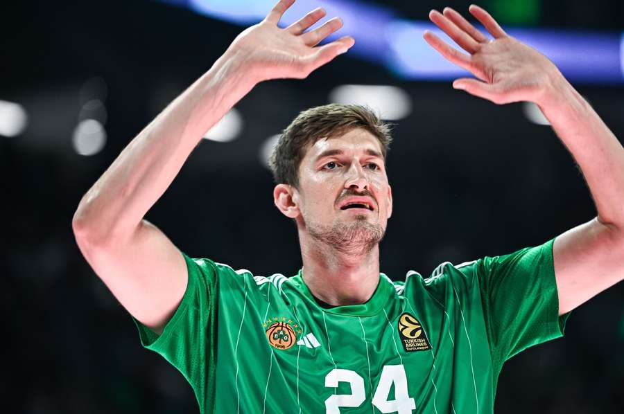 Tibor Pleiß im Trikot von Panathinaikos.