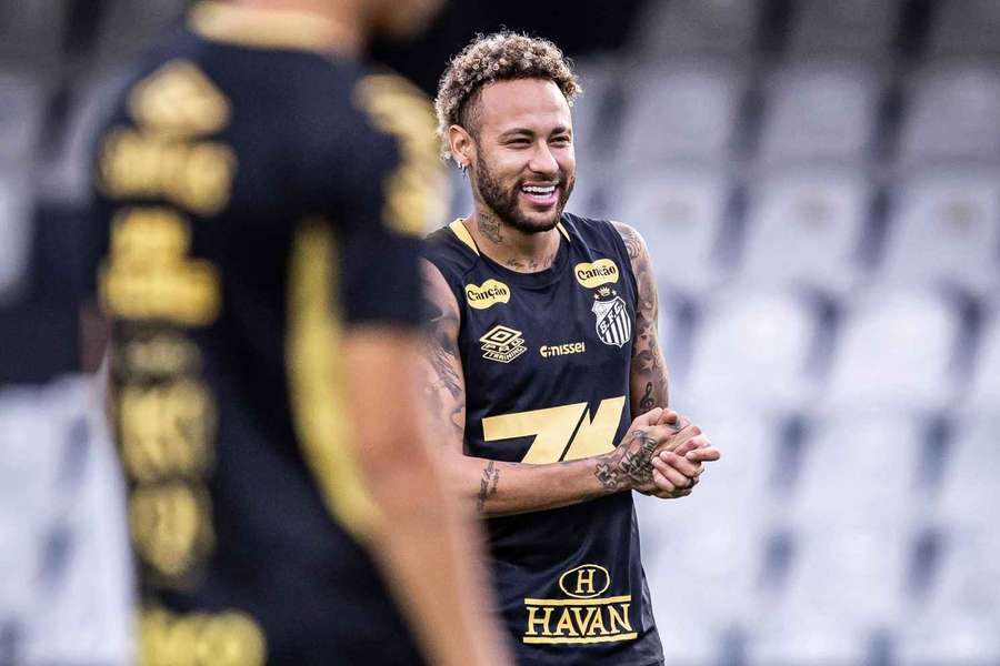 Ney treinou com proteção na perna esquerda