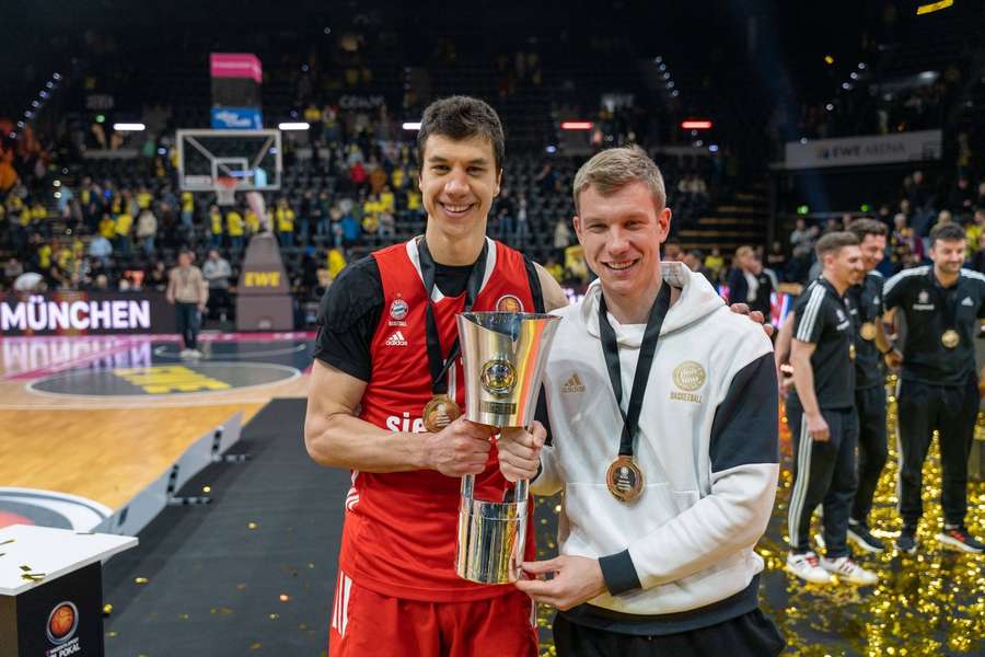 Vladimir Lucic (li.) mit dem Pokal