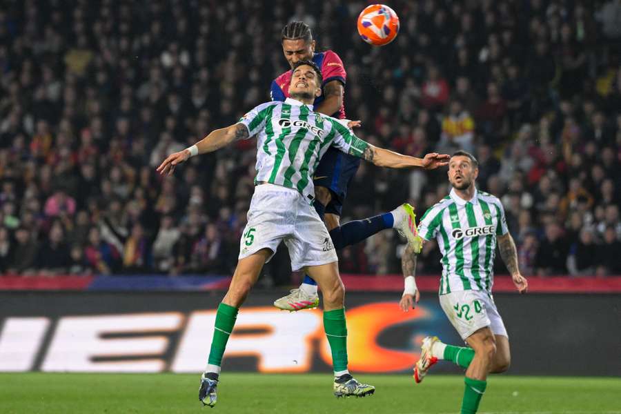 Raphinha em tentativa de cabeça contra o Betis