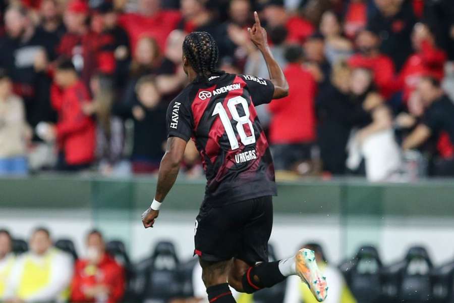 Vargas comemora primeiro gol com a camisa do Athletico-PR Vargas comemora primeiro gol com a camisa do Athletico-PR