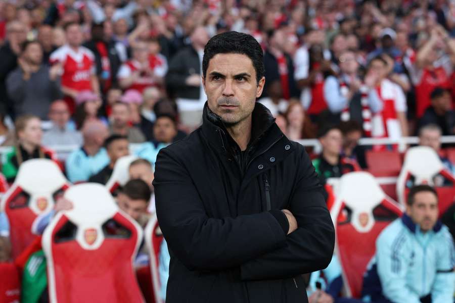 Mikel Arteta watches on during Arsenal's UEFA Champions League clash against PSG.