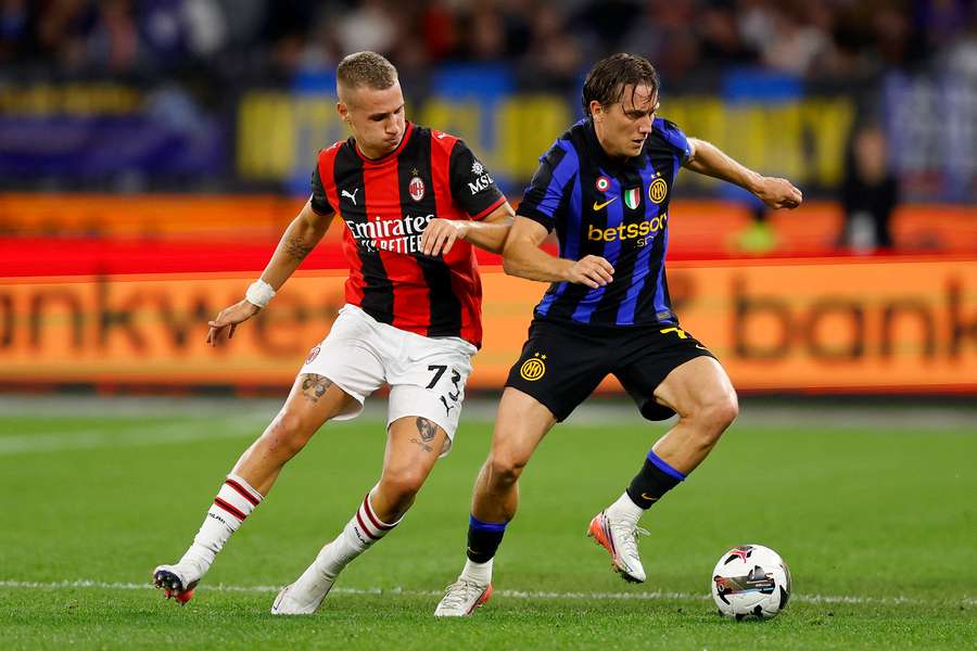Piotr Zieliński z Interu przejmuje piłkę podczas przedsezonowego meczu z AC Milan na stadionie Optus Stadium 5 sierpnia 2026 r. w Perth w Australii.