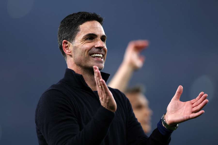 Mikel Arteta applaudit les supporters d’Arsenal après la qualification des Gunners pour la finale de la Ligue des champions 2025-2026 à la suite de leur victoire contre l’Atlético de Madrid en demi-finale retour à l’Emirates Stadium, le 5 mai 2026.