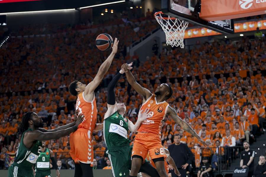 Los jugadores de Valencia Basket y Panathinaikos pelean por un rebote Los jugadores de Valencia Basket y Panathinaikos pelean por un rebote